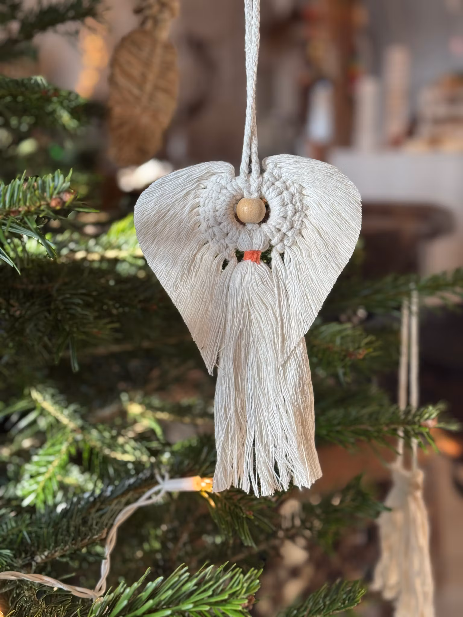 Deco av en ängel med rött band