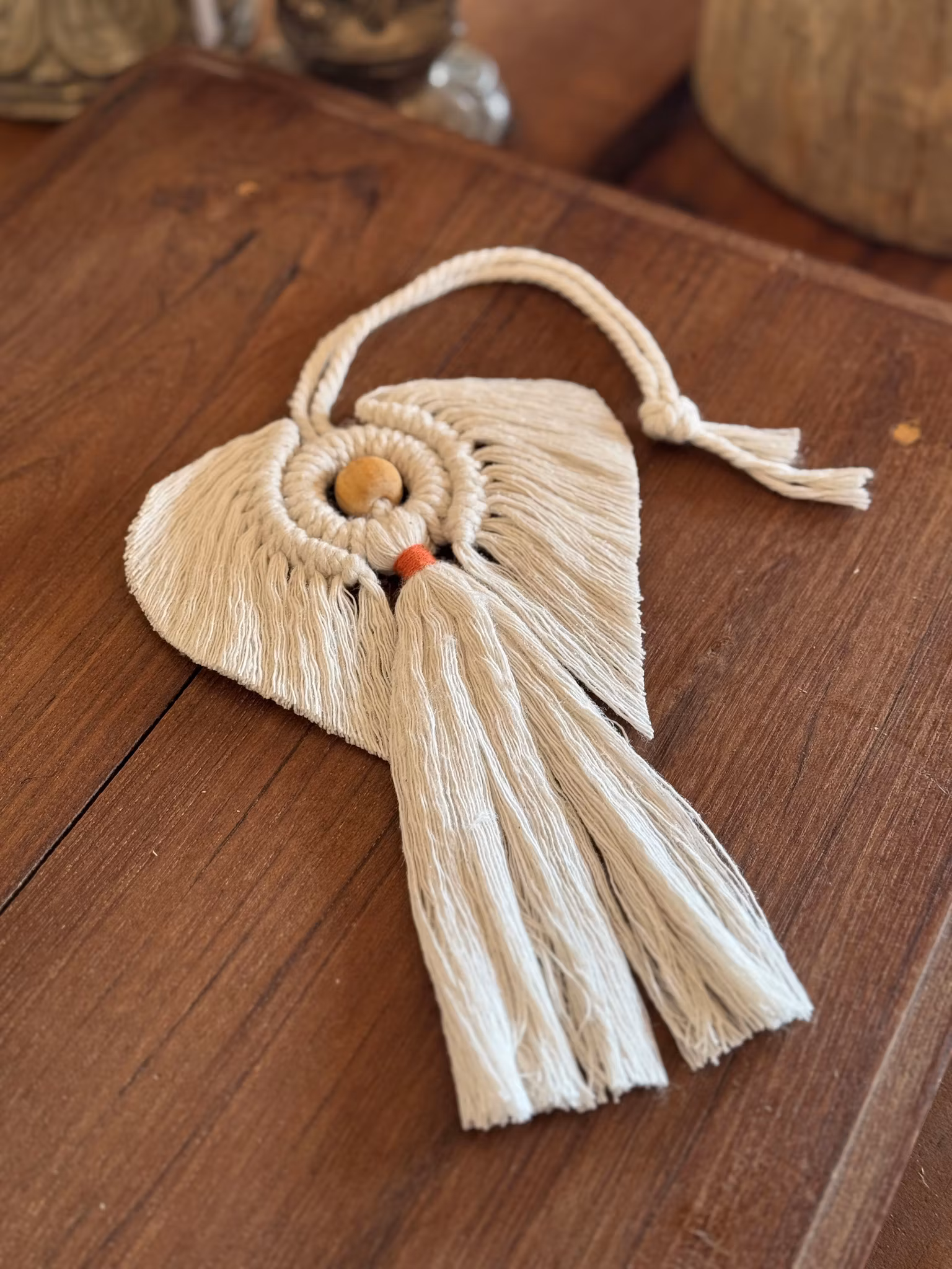 Deco av en ängel med rött band