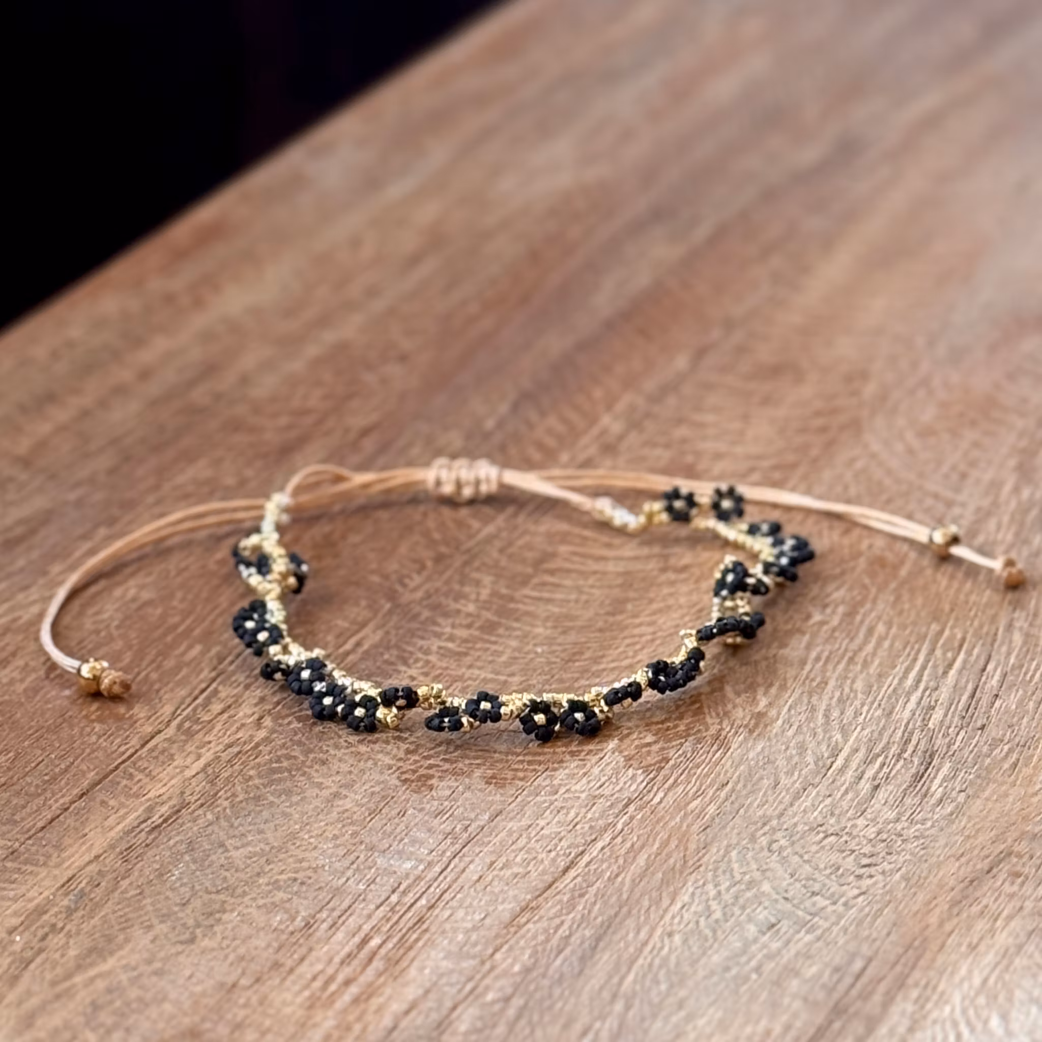 Armband blomma guld/svart