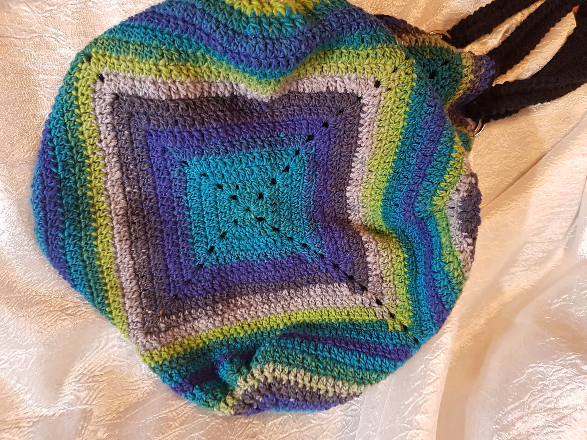 Virkad väska av ull "Granny square bottom bag"