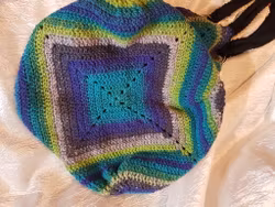Virkad väska av ull "Granny square bottom bag"