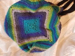 Virkad väska av ull "Granny square bottom bag"