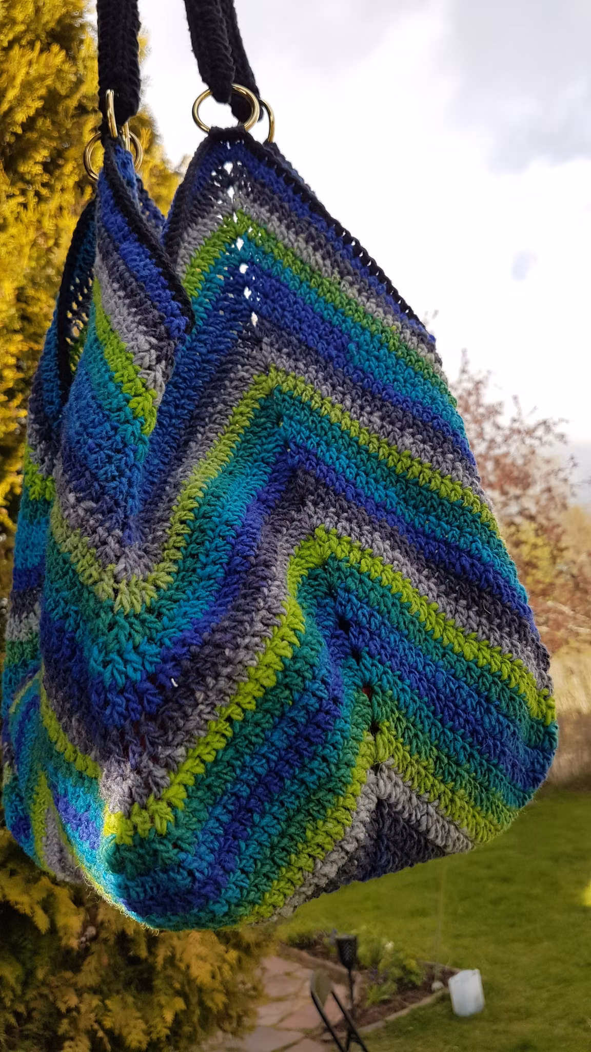 Virkad väska av ull "Granny square bottom bag"