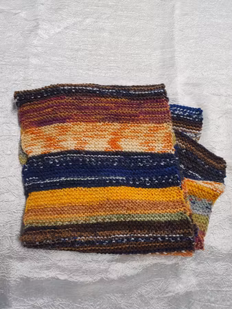 Halsduk av färglada restgarner