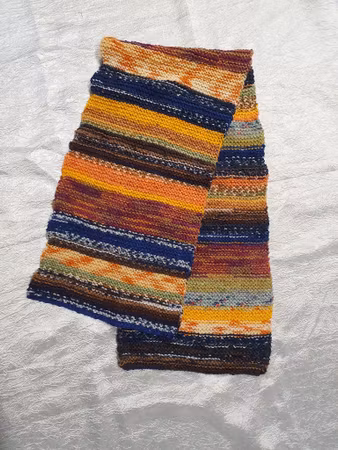 Halsduk av färglada restgarner