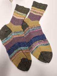 Klassiska hemstickade herrsockor