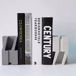 Bokstöd i betong - citationstecken