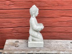 Buddha sittande på knä
