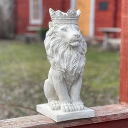 Sittande betonglejon