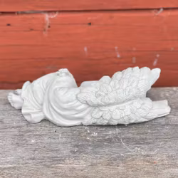 Liten ängel med fjäril