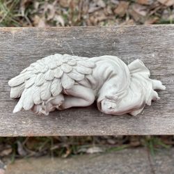 Liggande liten ängel
