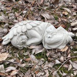Liggande liten ängel