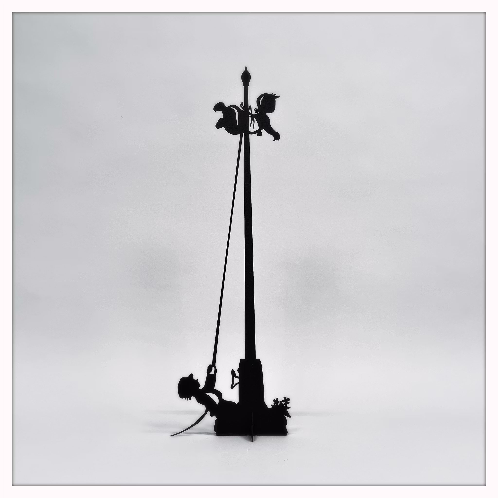 Emil hisst Ida am Fahnenmast
