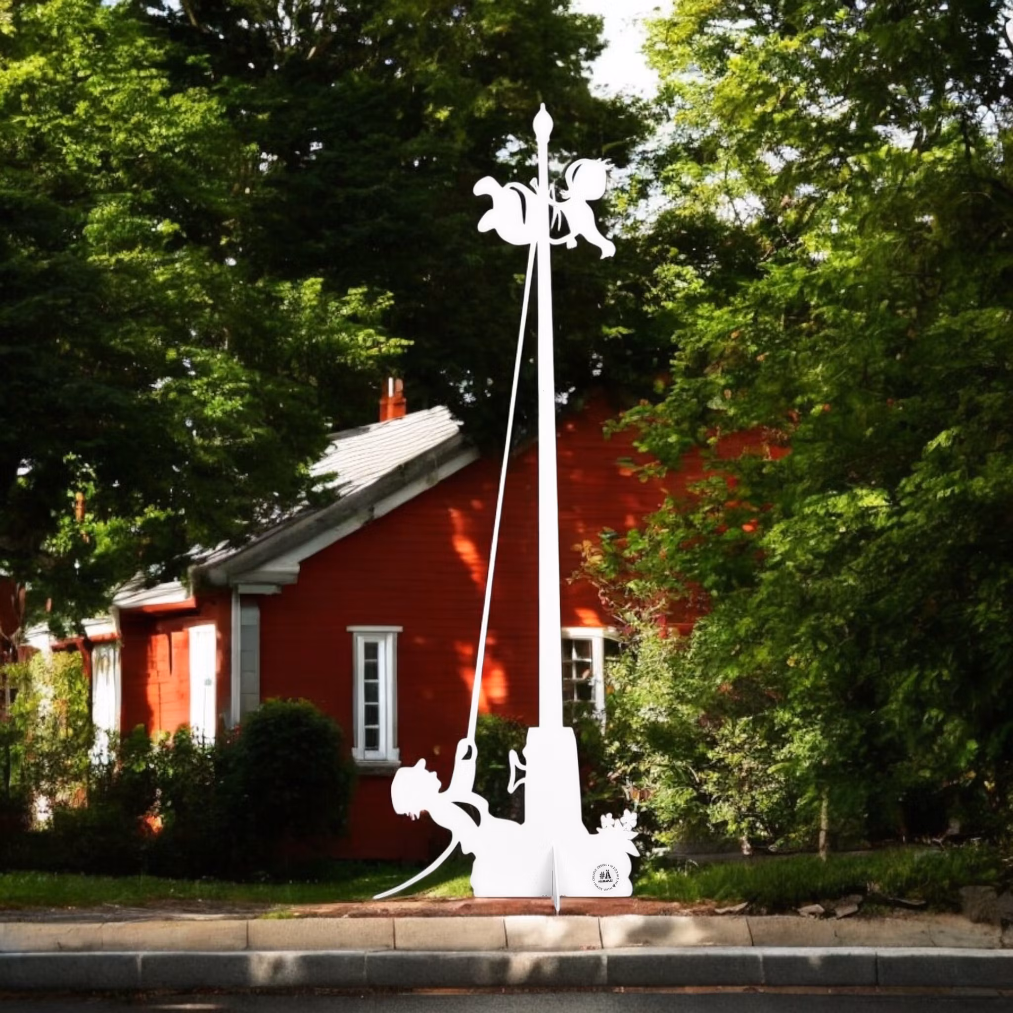 Emil hisst Ida am Fahnenmast