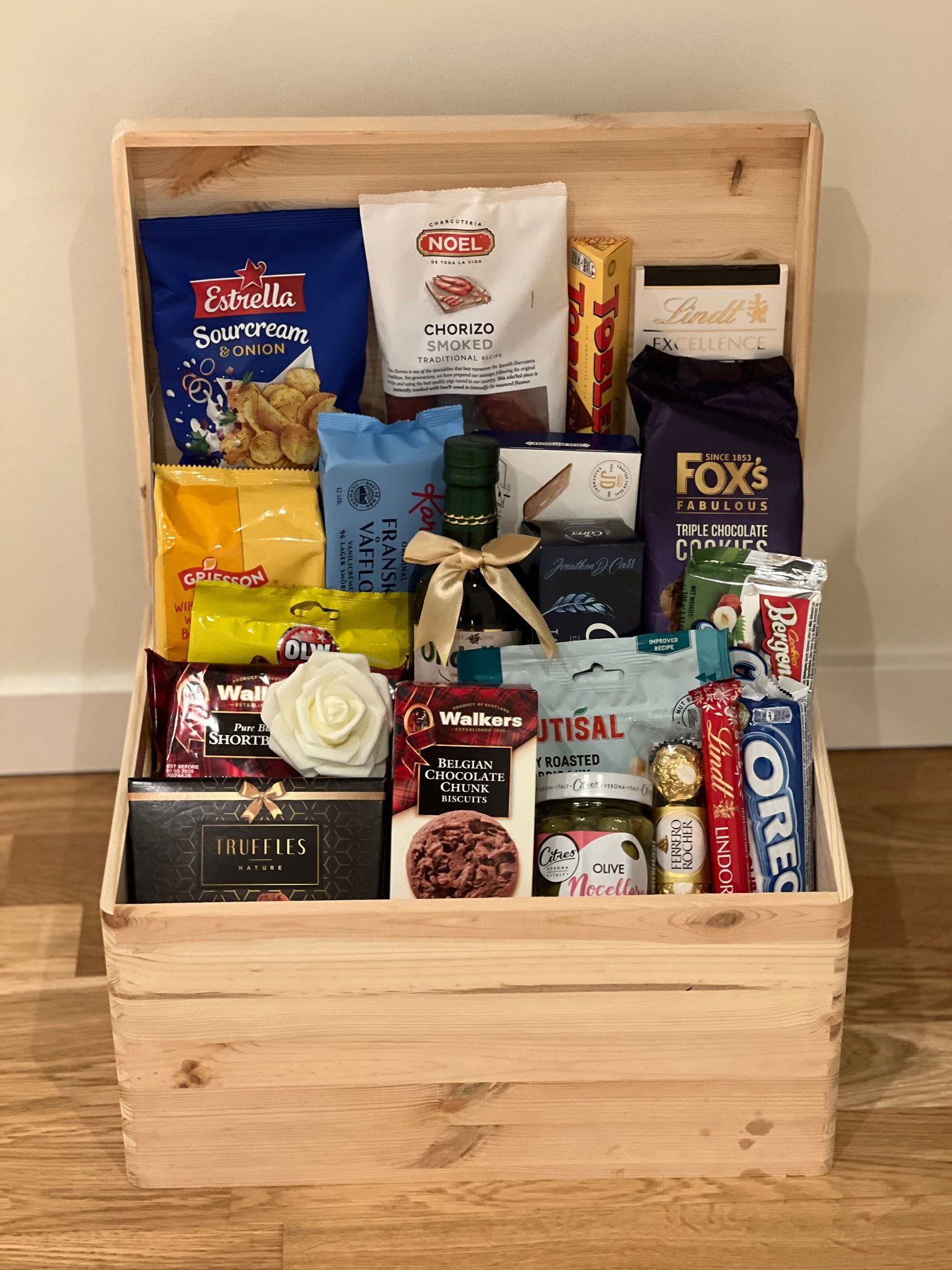 Stor presentkorg med godsaker