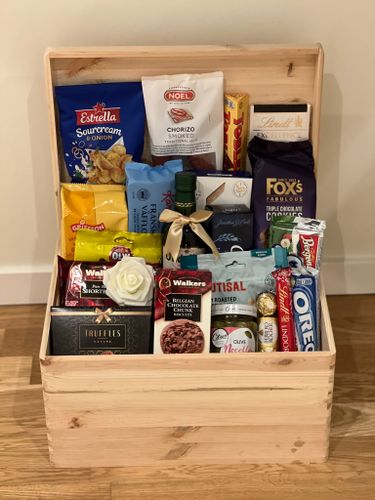 Stor presentkorg med godsaker