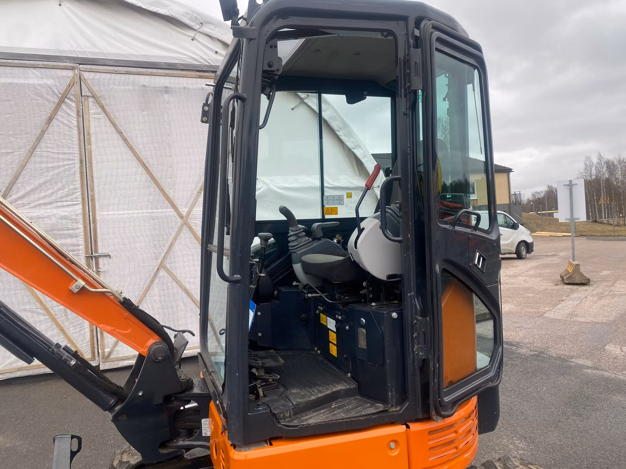 Hyr Hitachi ZX26U-6CR Minigrävare