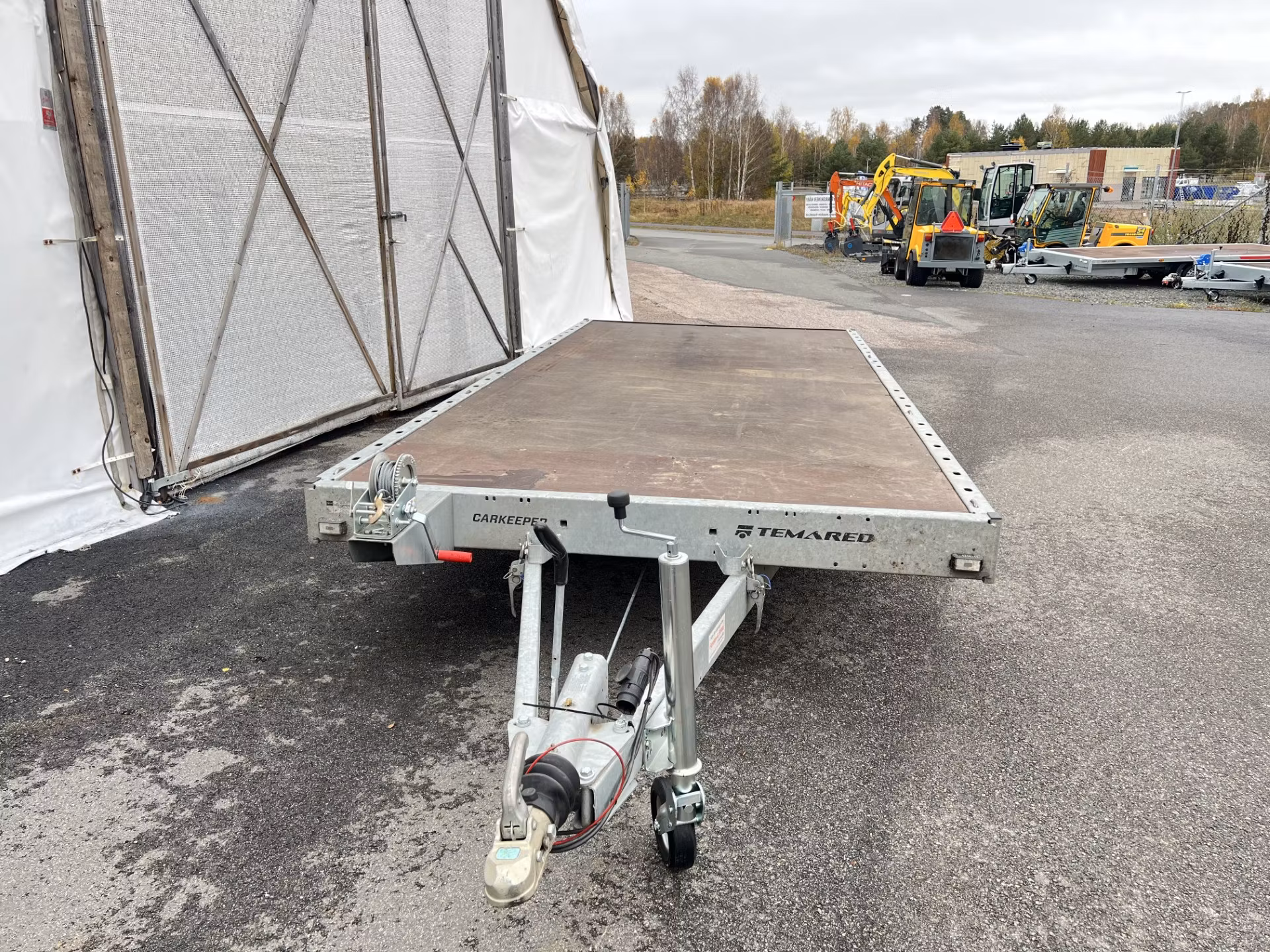 Maskinsläp / plattformssläp 2700kg med tippflak