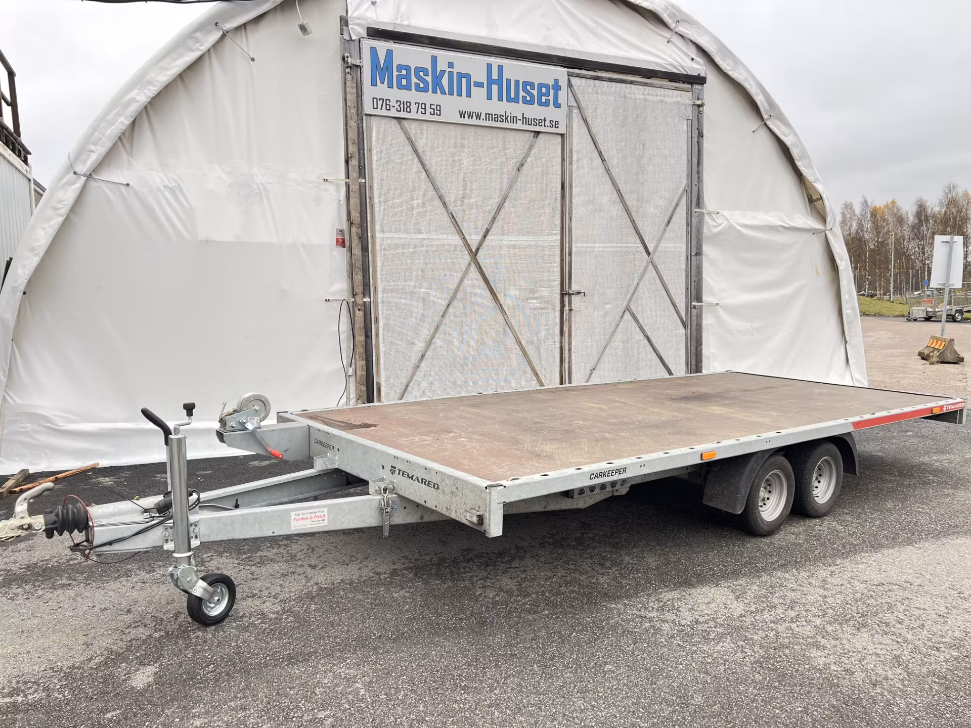 Maskinsläp / plattformssläp 2700kg med tippflak