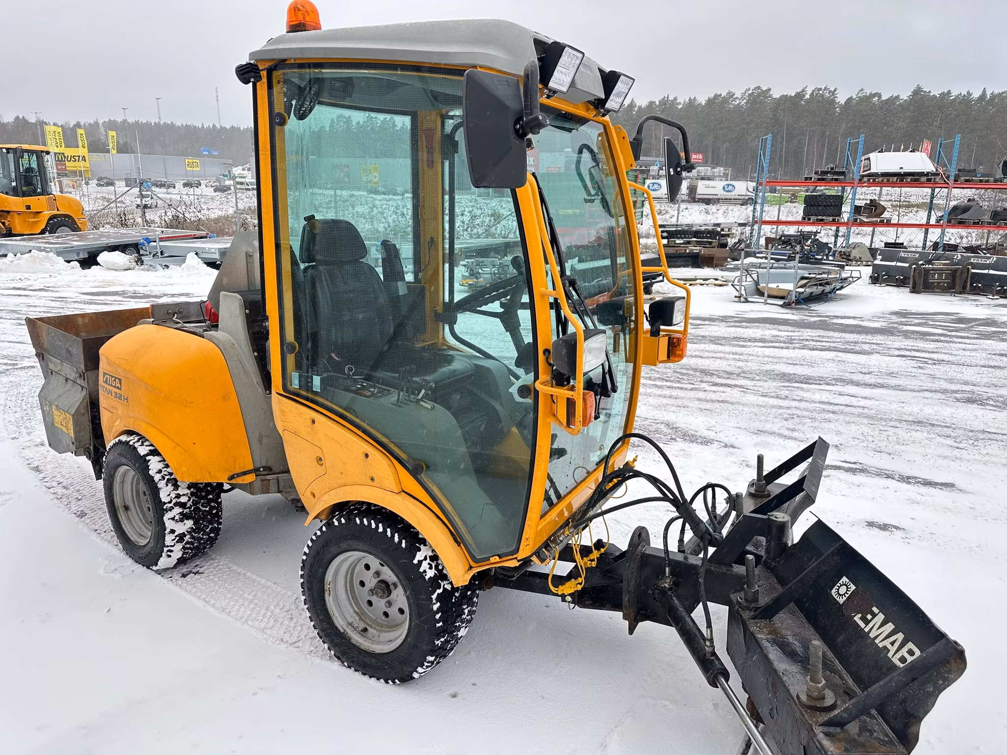 Stiga Titan 32H Redskapsbärare