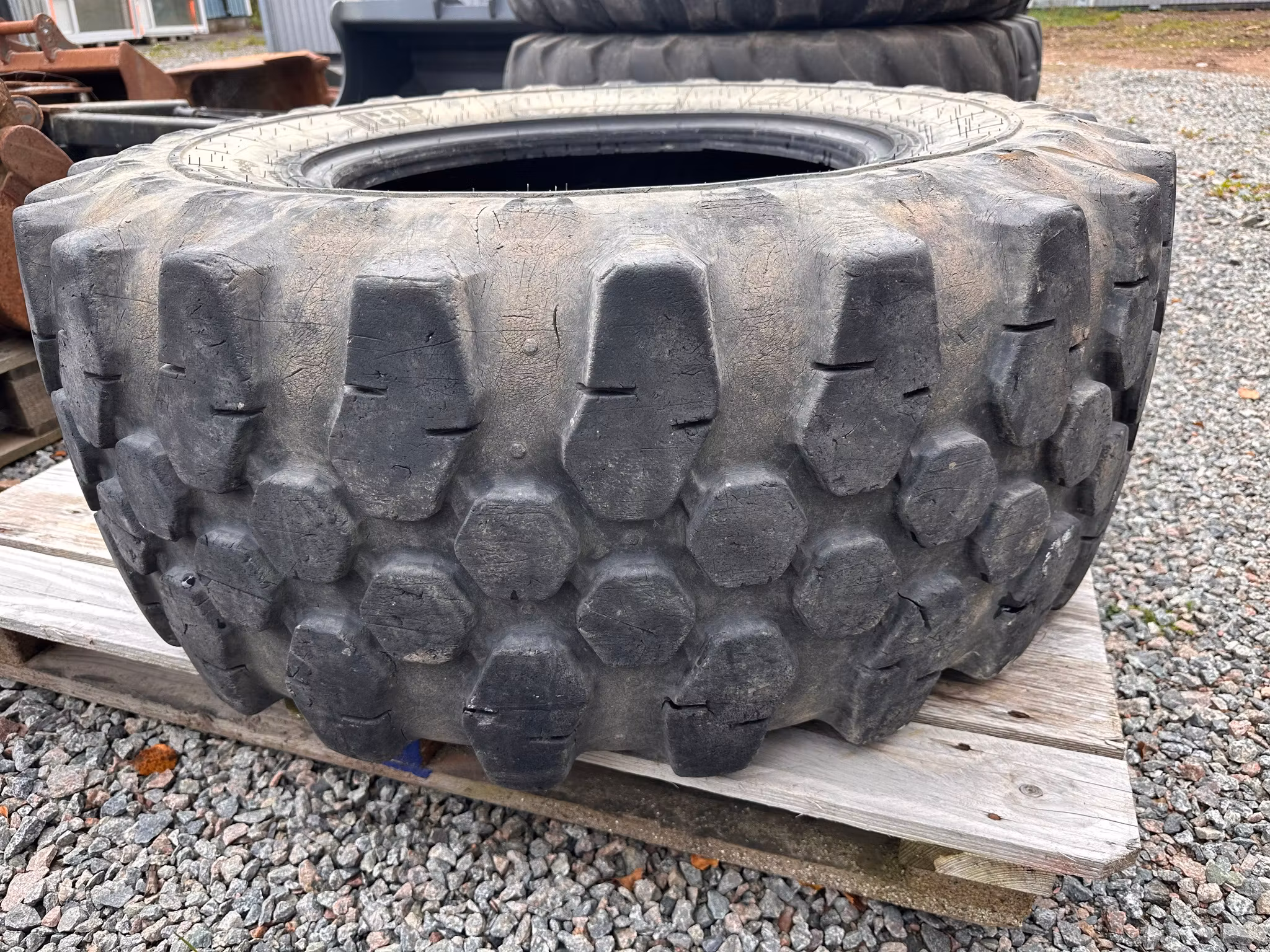 Däck Michelin 400/70-20"