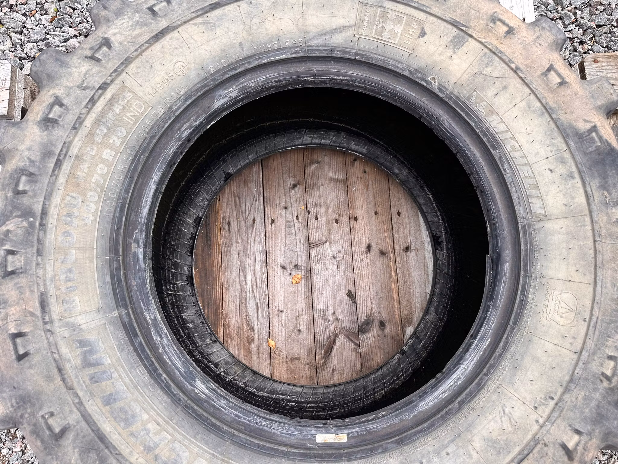 Däck Michelin 400/70-20"