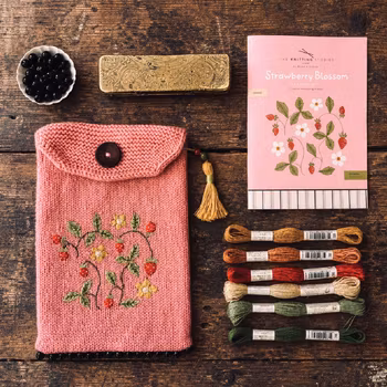Strawberry Blossom Broderikit (Eco Vita ullgarn)
