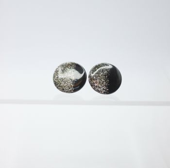 Glossy studs (svart/glitter)