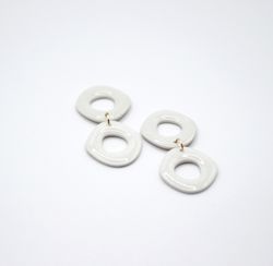 Uneven circle (skimrande vit/gloss)