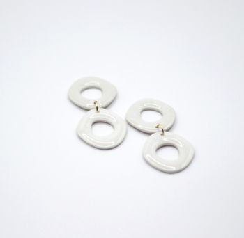 Uneven circle (skimrande vit/gloss)