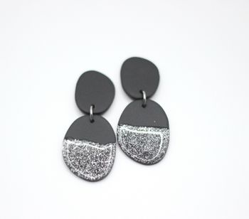 Smooth stone (mattsvart/glossy silver)