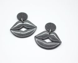 Läppar (mörkgrå/metallic/gloss)
