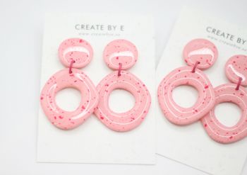 Uneven circle (rosa/hallonstänk gloss)