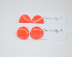 Uneven studs (poppig orange/gloss) 2cm