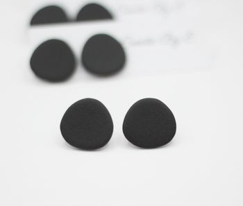 Uneven studs (mattsvart) större
