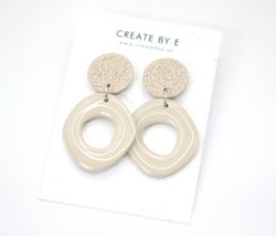 Uneven circle (beige/gloss)