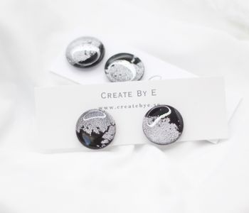 Glossy studs (svart/silver) 1,5cm