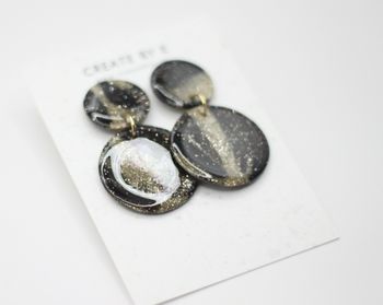 Glossy circle (svart/guldglitter/gloss)