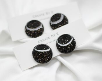 Glossy studs (svart/glitter)