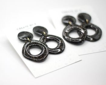 Uneven circle (svart/guldglitter)