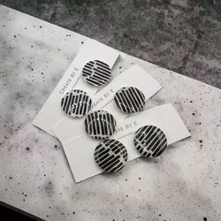 Glossy studs (ränder) 2cm