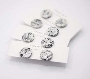 Glossiga svart/vita studs 1,5cm