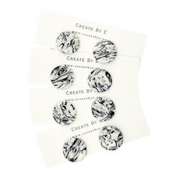 Glossiga svart/vita studs 1,5cm