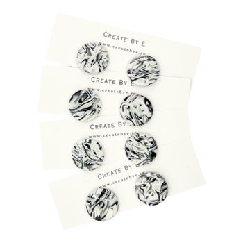 Glossiga svart/vita studs 1,5cm
