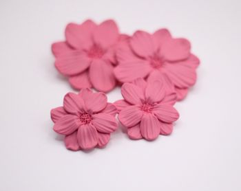 Större blommor studs (cerise) två storlekar
