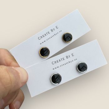Glossy studs 1cm (svarta med silver eller guldkant runt)