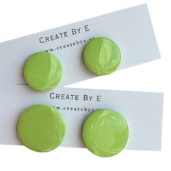 Glossy studs (wasabi)