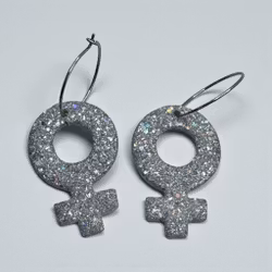 Kvinnosymbol på ring (silver/glitter)