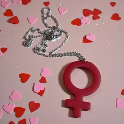 Kvinnosymbol (röd) halsband