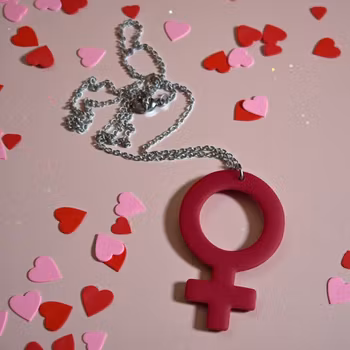 Kvinnosymbol (röd) halsband